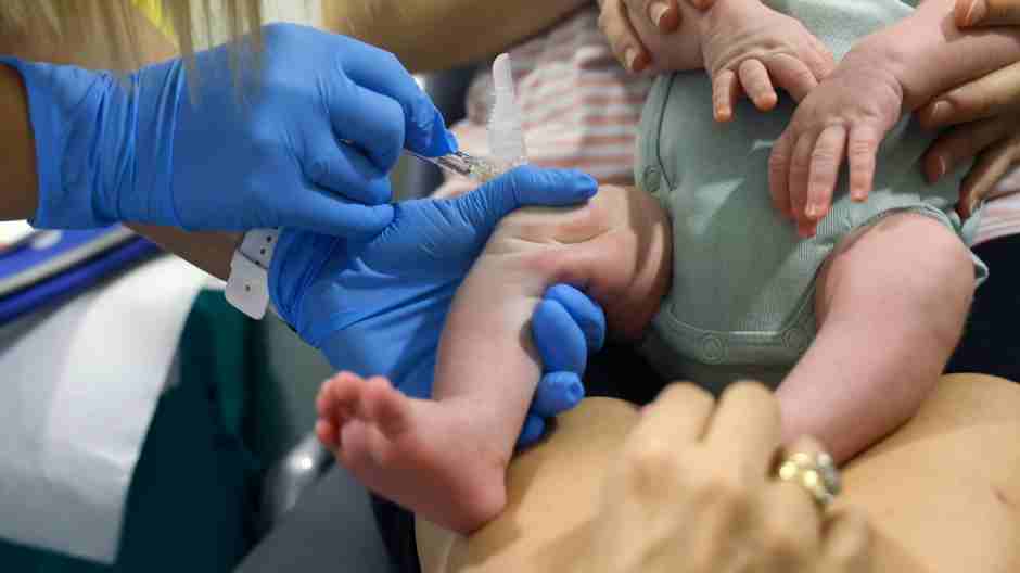 Desde este lunes los padres y madres de Móstoles pueden pedir cita para vacunar frente al virus de la bronquiolitis