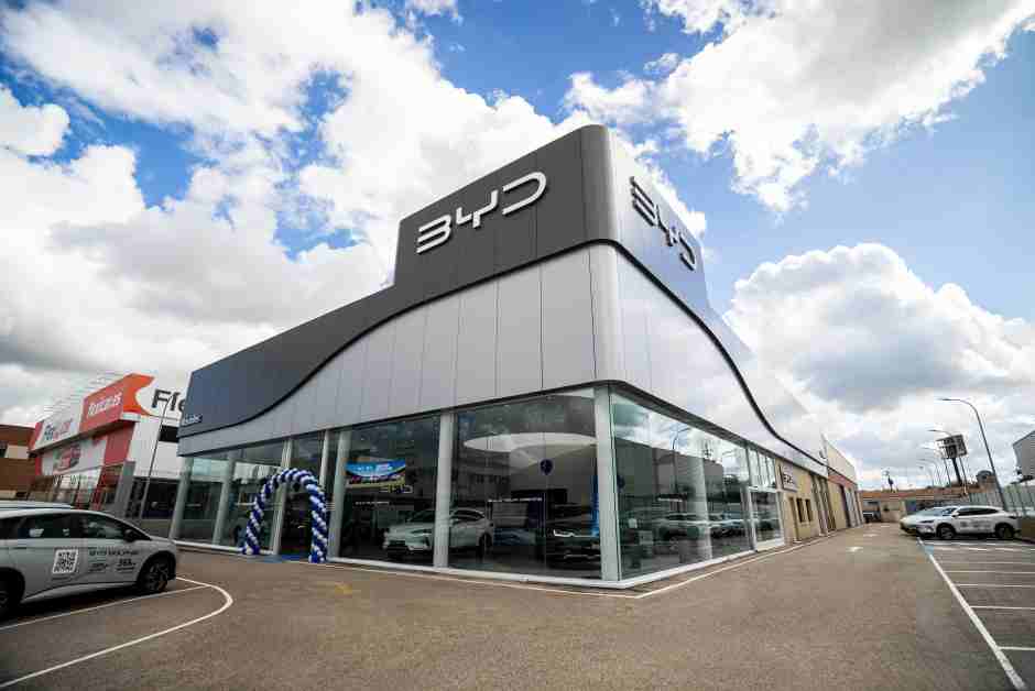 El Seal 6 DM-i. BYD presenta su nuevo modelo híbrido enchufable en Astara Retail Móstoles.