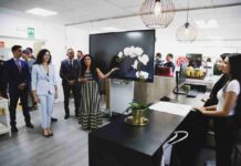 Ayuso y Bautista han inaugurado el curso escolar 2025/26 en la Escuela Simone Ortega de Móstoles