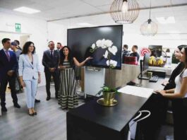 Ayuso y Bautista han inaugurado el curso escolar 2025/26 en la Escuela Simone Ortega de Móstoles