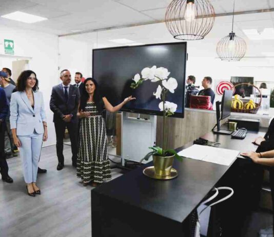 Ayuso y Bautista han inaugurado el curso escolar 2025/26 en la Escuela Simone Ortega de Móstoles