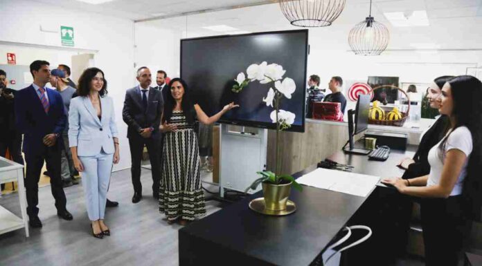 Ayuso y Bautista han inaugurado el curso escolar 2025/26 en la Escuela Simone Ortega de Móstoles
