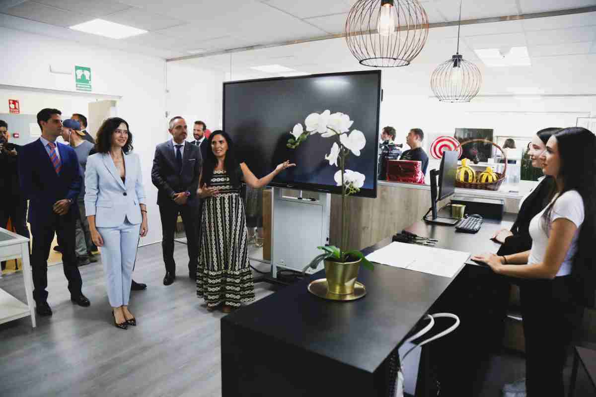 Ayuso y Bautista han inaugurado el curso escolar 2025/26 en la Escuela Simone Ortega de Móstoles