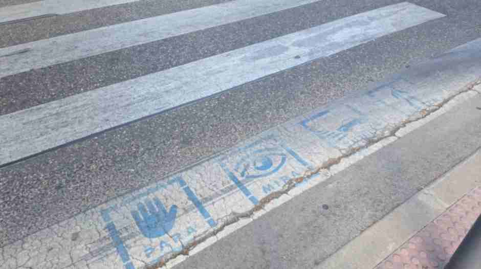 El PSOE acusa al Ejecutivo Local de abandonar la señalización con pictogramas en los pasos de peatones. La inclusión en el centro del debate político en Móstoles.