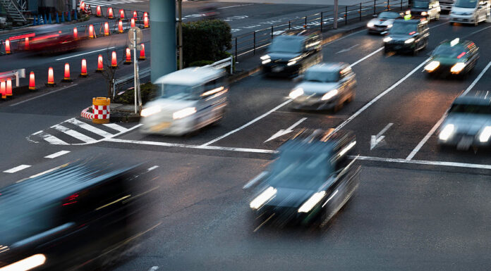 Conducir en atascos: cómo hacerlo de manera segura