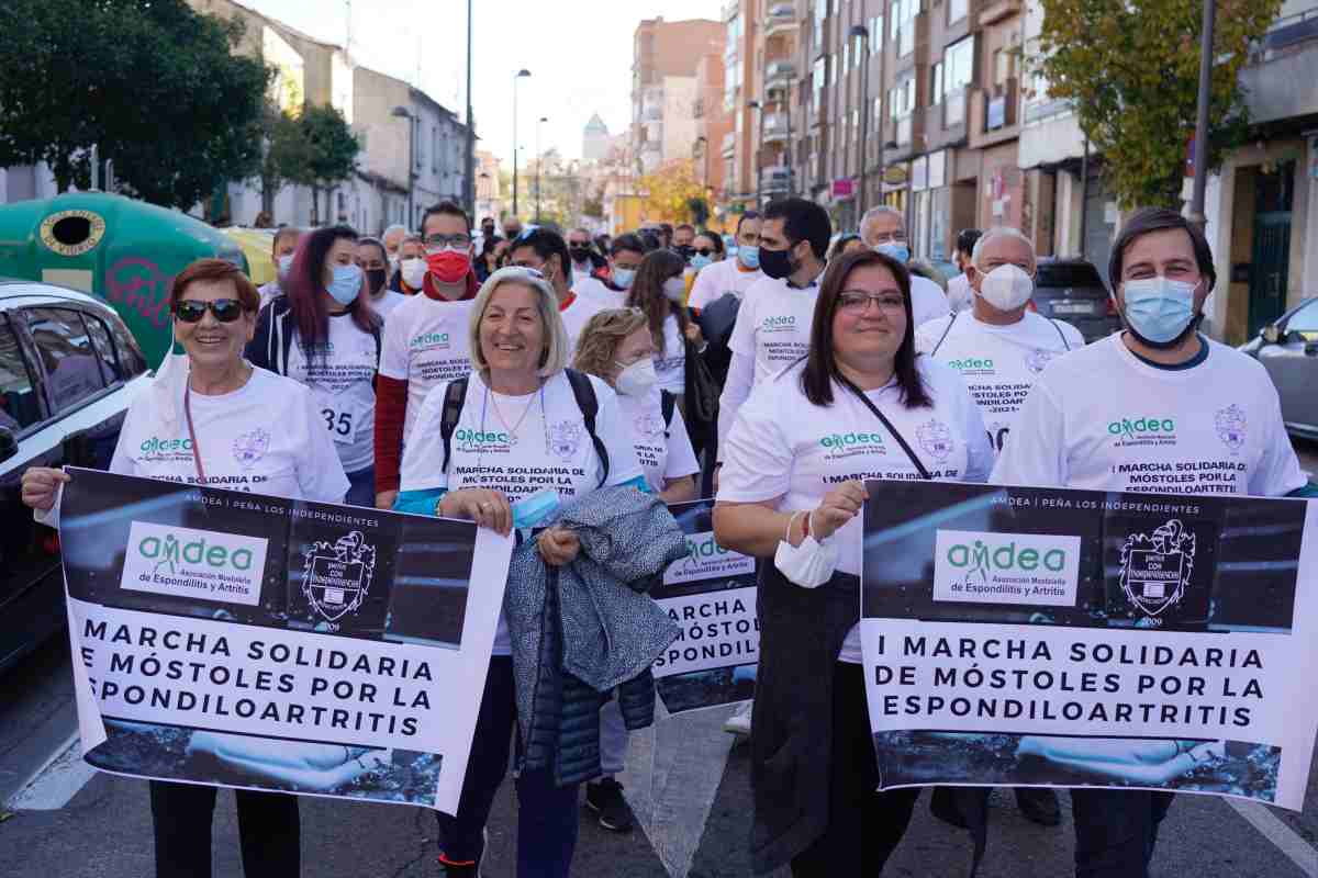 Móstoles camina frente a la espondiloartritis en octubre