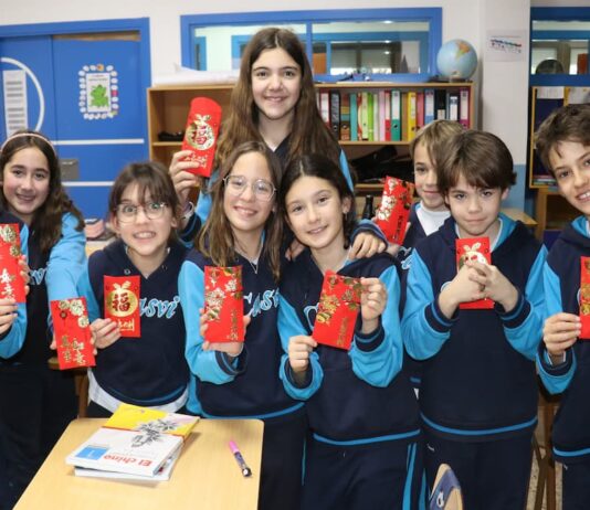 Los beneficios sociales de aprender idiomas en la infancia toman fuerza en la educación local