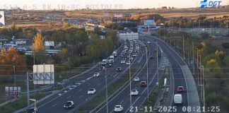 Se están produciendo colas de atasco. Cortado un carril en la A-5 por un accidente a la altura de Móstoles con varios vehículos implicados
