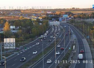 Se están produciendo colas de atasco. Cortado un carril en la A-5 por un accidente a la altura de Móstoles con varios vehículos implicados
