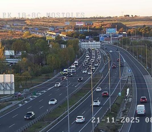 Se están produciendo colas de atasco. Cortado un carril en la A-5 por un accidente a la altura de Móstoles con varios vehículos implicados