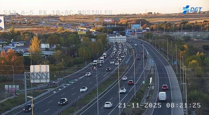 Se están produciendo colas de atasco. Cortado un carril en la A-5 por un accidente a la altura de Móstoles con varios vehículos implicados