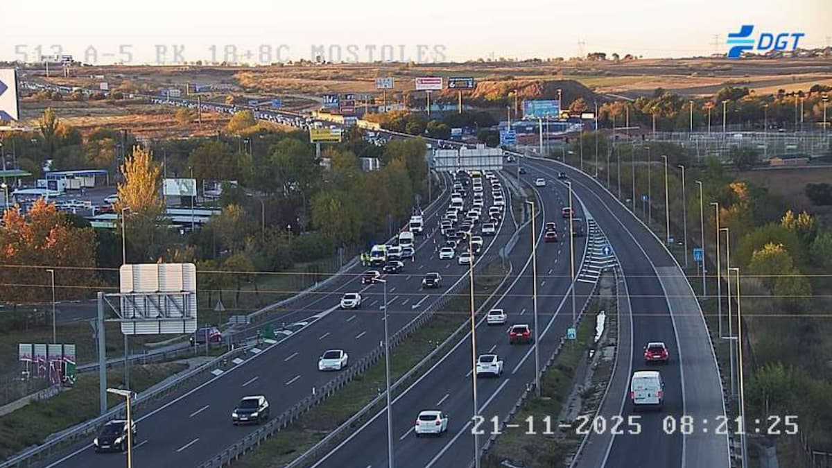 Se están produciendo colas de atasco. Cortado un carril en la A-5 por un accidente a la altura de Móstoles con varios vehículos implicados