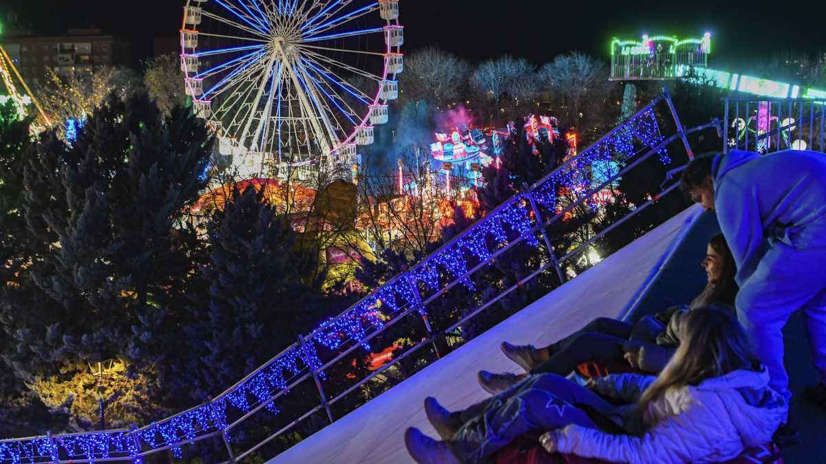 Los alumnos de Móstoles podrán disfrutar gratis de la pista de hielo y el tobogán de trineos de Navipark