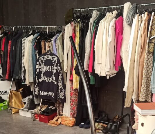 Llega a Móstoles una venta de garaje este domingo ropa, antigüedades, muebles de diseño y mucho más