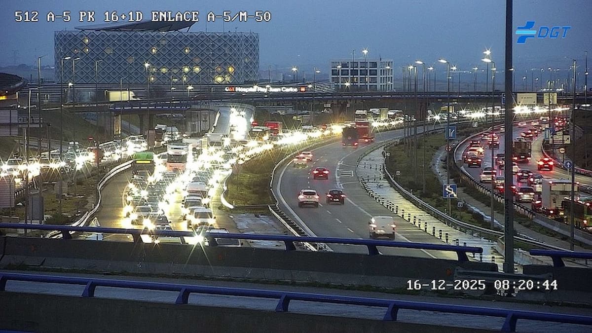 Varios kilómetros de atasco en la A-5 a su paso por Móstoles por un accidente de tráfico Varios kilómetros de atasco en la A-5 a su paso por Móstoles por un accidente de tráfico