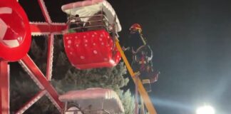 Los Bomberos rescatan a cinco personas de una atracción infantil en el Navipark de Móstoles