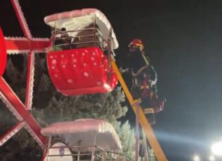 Los Bomberos rescatan a cinco personas de una atracción infantil en el Navipark de Móstoles