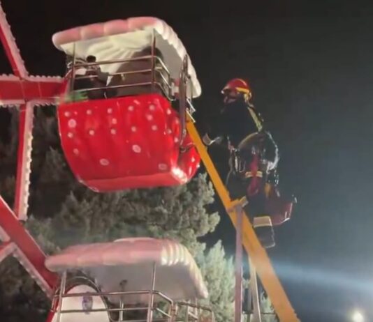 Los Bomberos rescatan a cinco personas de una atracción infantil en el Navipark de Móstoles