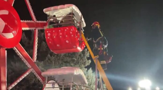 Los Bomberos rescatan a cinco personas de una atracción infantil en el Navipark de Móstoles