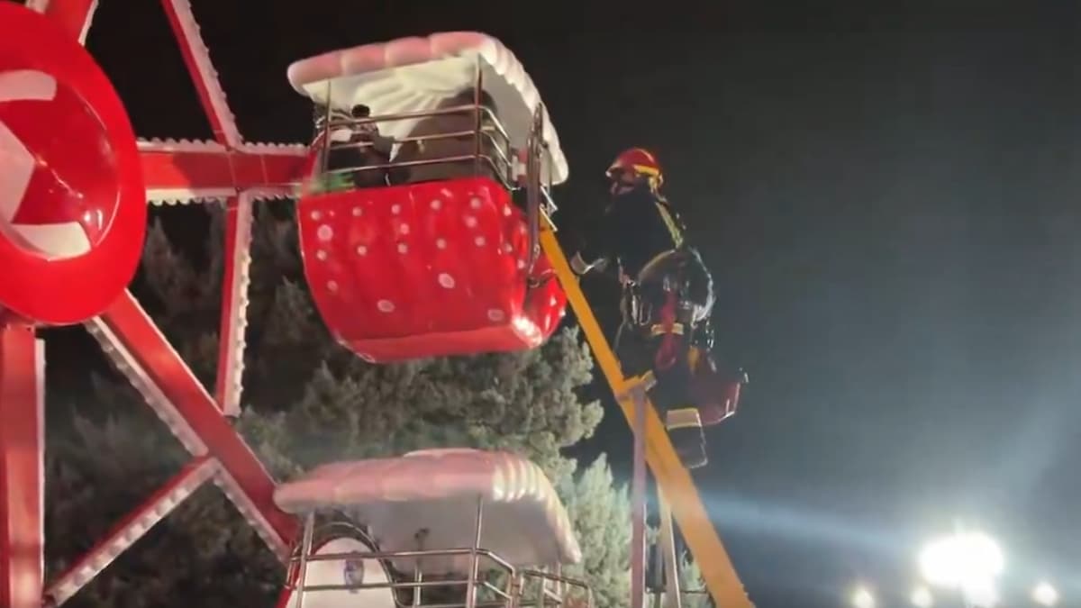 Los Bomberos rescatan a cinco personas de una atracción infantil en el Navipark de Móstoles