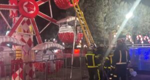 Los Bomberos rescatan a cinco personas de una atracción infantil en el Navipark de Móstoles