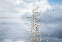 Importante bajada en el precio de la luz: así afectará a los vecinos de Móstoles