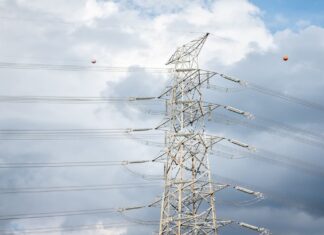 Importante bajada en el precio de la luz: así afectará a los vecinos de Móstoles