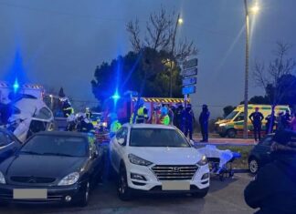 Fuerte despliegue de emergencias tras un accidente de tráfico en la Avenida de Portugal en Móstoles