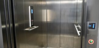 Móstoles elimina las barreras del centro de mayores de Parque Coimbra con un nuevo elevador