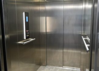 Móstoles elimina las barreras del centro de mayores de Parque Coimbra con un nuevo elevador