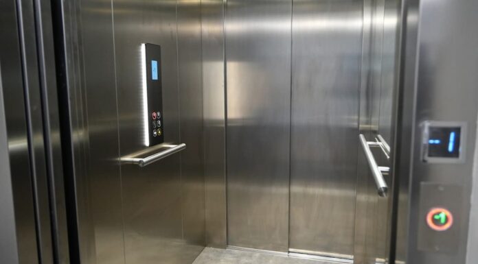 Móstoles elimina las barreras del centro de mayores de Parque Coimbra con un nuevo elevador