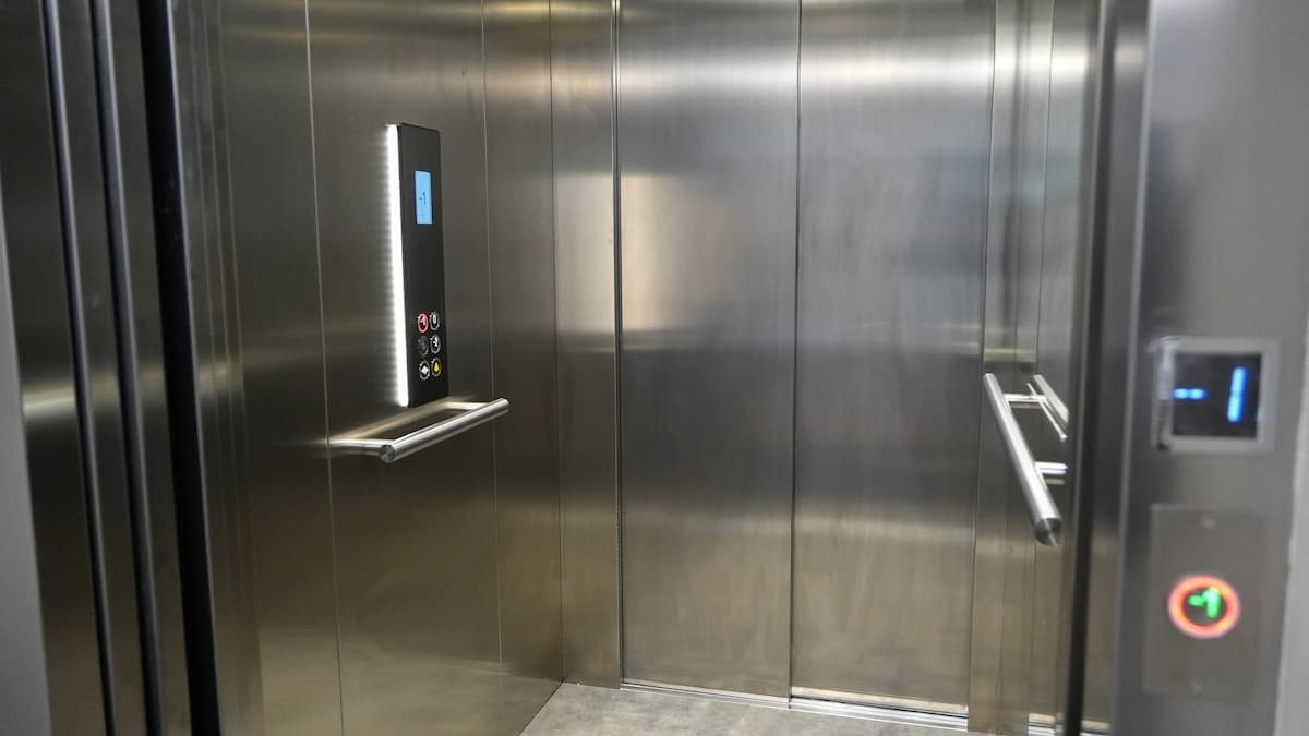 Móstoles elimina las barreras del centro de mayores de Parque Coimbra con un nuevo elevador