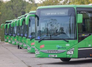 Los vecinos de Móstoles solo podrán llevar un objeto en los autobuses: el CRTM modifica la normativa