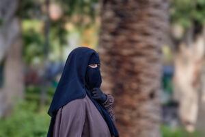 Móstoles aprueba la prohibición del burka y del niqab en sus edificios públicos a propuesta de VOX