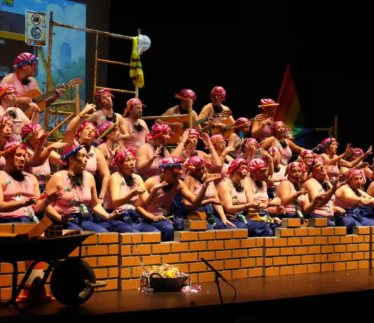 El Carnaval de Móstoles ya tiene reyes: la Peña El Soniquete triunfa en una noche con aroma a Cádiz