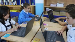 Día de Internet Segura: la brecha que preocupa a padres y educadores no es tecnológica, es emocional