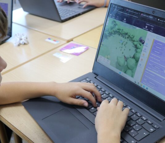 Día de Internet Segura: la brecha que preocupa a padres y educadores no es tecnológica, es emocional