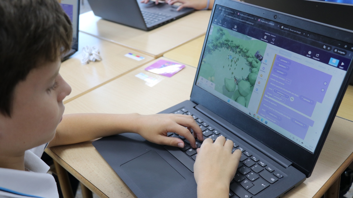 Día de Internet Segura: la brecha que preocupa a padres y educadores no es tecnológica, es emocional