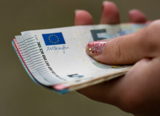 Ayuda de 733 euros para jóvenes de Móstoles: cómo cobrar el IMV sin salir de casa de tus padres