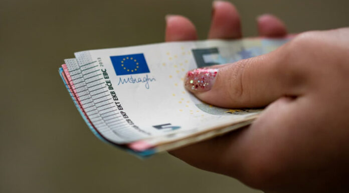 Ayuda de 733 euros para jóvenes de Móstoles: cómo cobrar el IMV sin salir de casa de tus padres