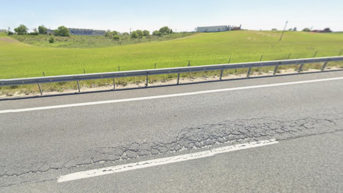 La DGT alerta del mal estado en la vía de la A-5 a la altura de Móstoles y pide extremar la precaución