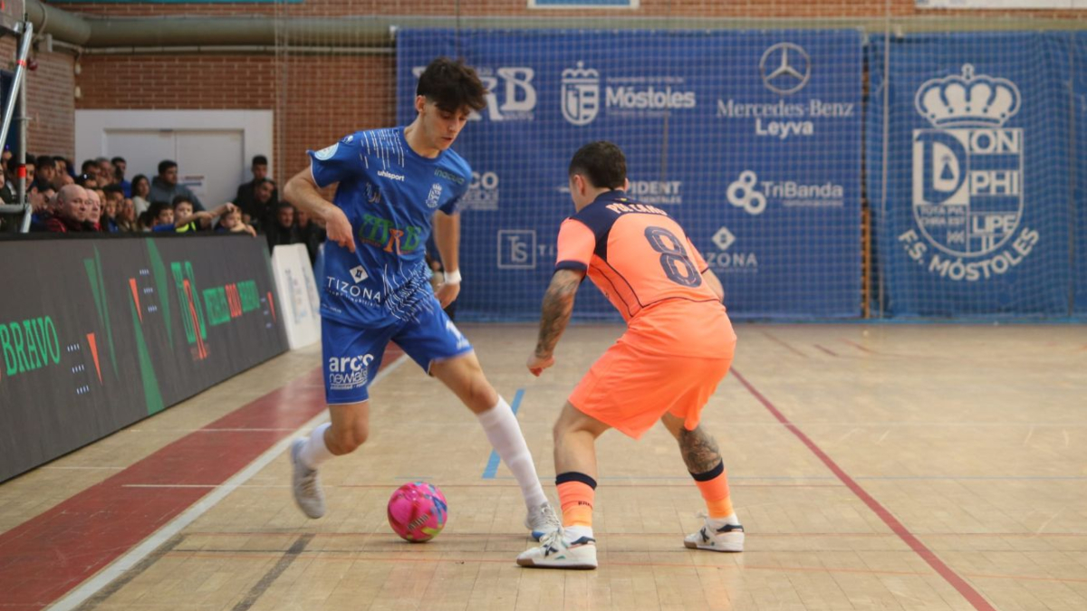 El FS Móstoles golea al filial del FC Barcelona y sueña con el ascenso directo El FS Móstoles golea al filial del FC Barcelona y sueña con el ascenso directo