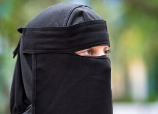 Móstoles aprueba la prohibición del burka y del niqab en sus edificios públicos a propuesta de VOX