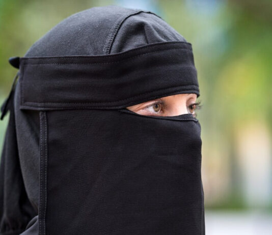 Móstoles aprueba la prohibición del burka y del niqab en sus edificios públicos a propuesta de VOX