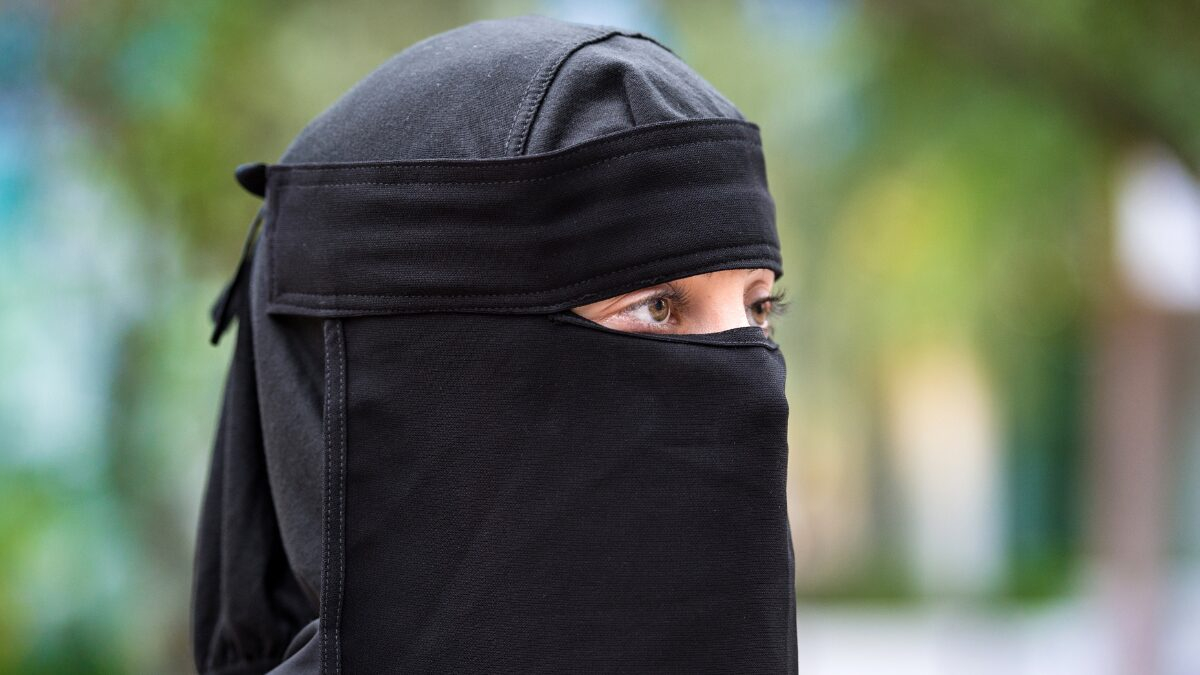 Móstoles aprueba la prohibición del burka y del niqab en sus edificios públicos a propuesta de VOX