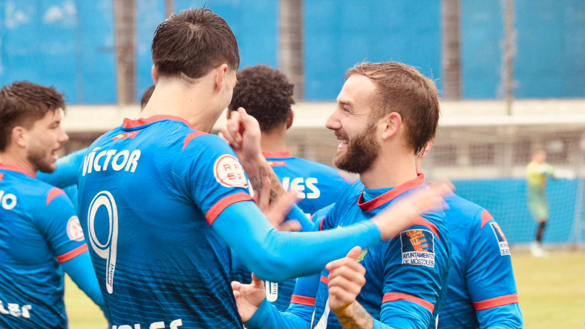 Goleada de líder del CD Móstoles URJC para soñar con el ascenso directo Goleada de líder del CD Móstoles URJC para soñar con el ascenso directo