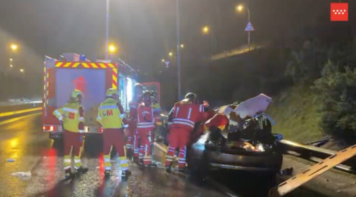 Ocurrió en el kilómetro 12 de la M-506. Un fallecido y tres heridos de gravedad tras volcar su coche en un accidente muy cerca de Móstoles