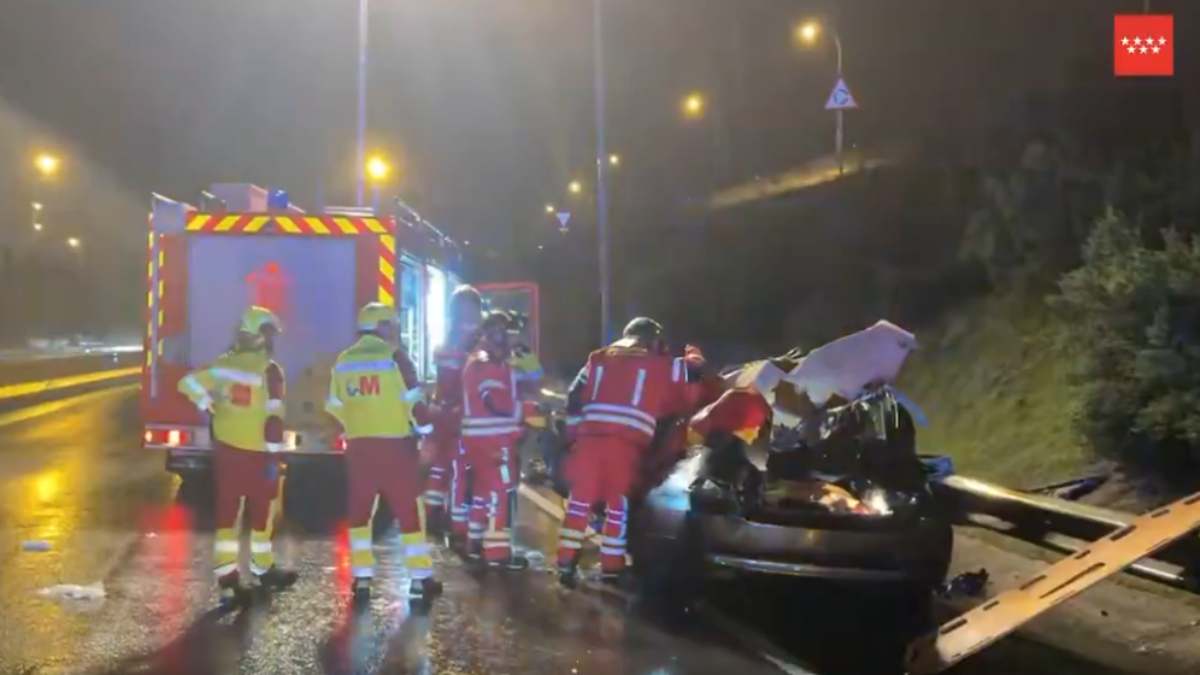 Ocurrió en el kilómetro 12 de la M-506. Un fallecido y tres heridos de gravedad tras volcar su coche en un accidente muy cerca de Móstoles