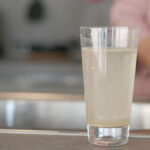 Vecinos de Móstoles alertan sobre la salida de agua turbia del grifo en sus viviendas