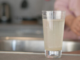 Vecinos de Móstoles alertan sobre la salida de agua turbia del grifo en sus viviendas